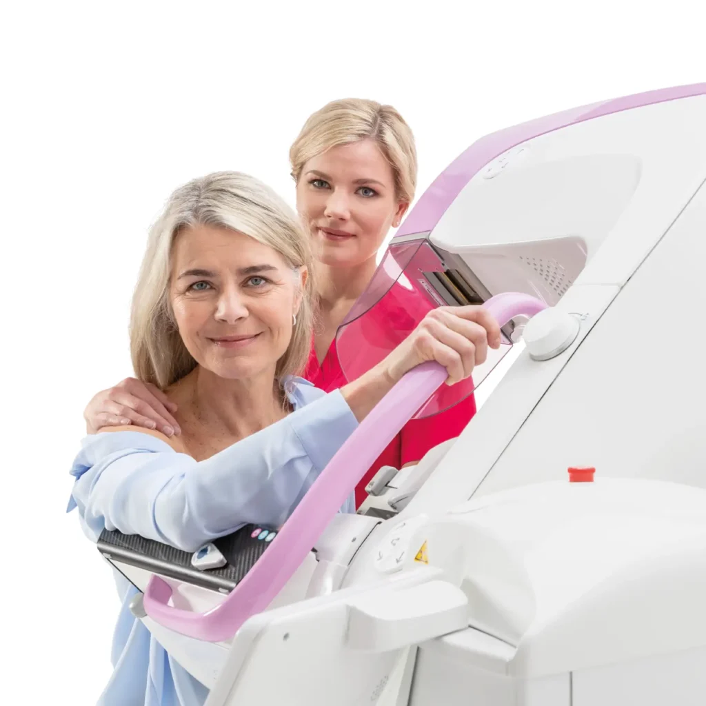 Technik ustawia pacjentkę przy mammografie Planmed Clarity 2D/3D