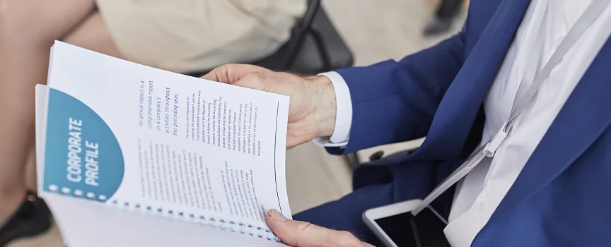 Broszura Corporate Profile GMM w dłoniach podczas prezentacji oferty
