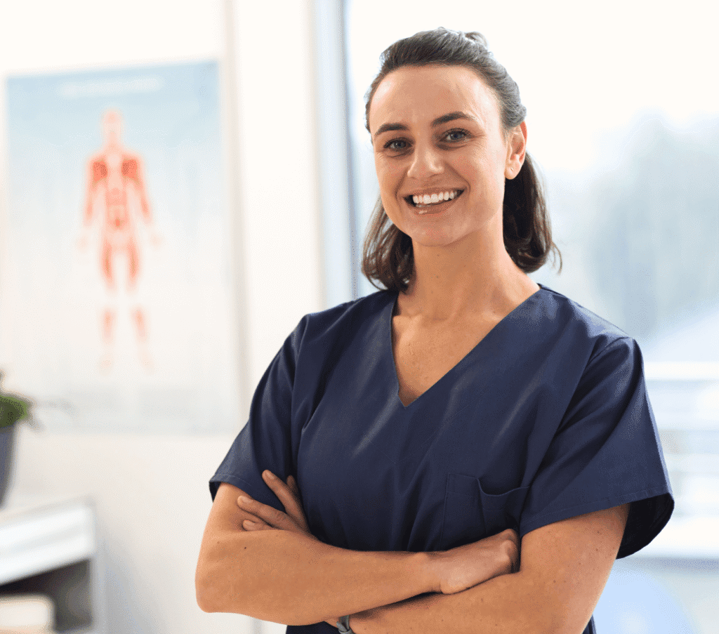 Uśmiechnięta pielęgniarka w gabinecie z planszą anatomiczną w tle