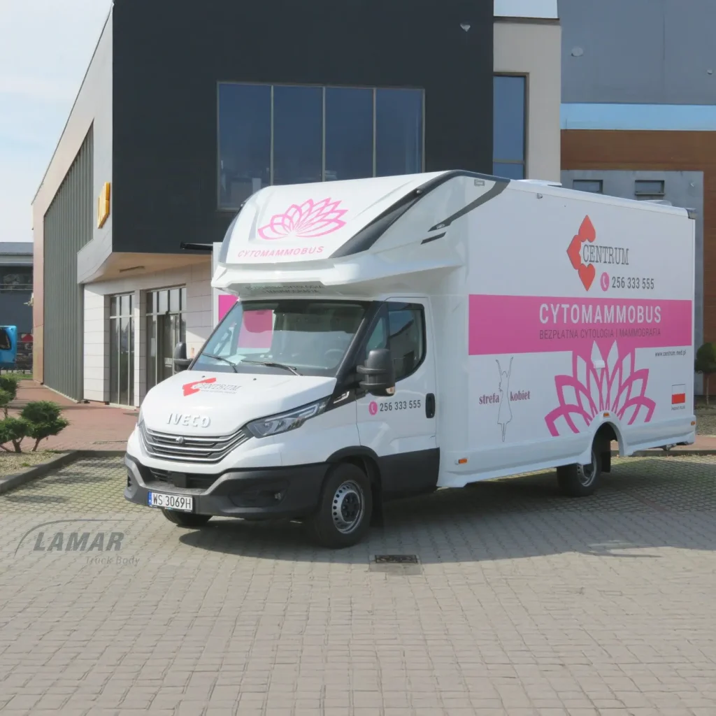 Cytomammobus zaparkowany przed budynkiem
