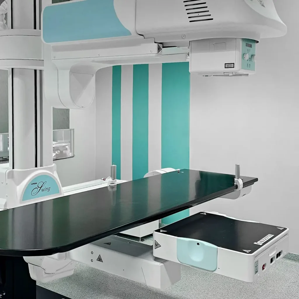 Stół pacjenta z szufladą detektora w pracowni RTG w Dęblinie