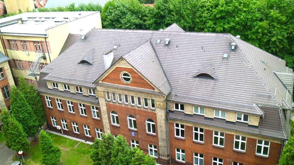 Widok z lotu ptaka na budynek szpitala w Bytomiu