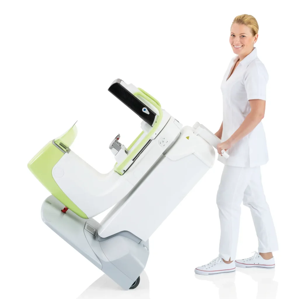 Pielęgniarka przewozi mobilny mammograf Planmed Clarity S