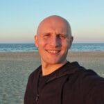 Portret Darka Trzewika na tle plaży