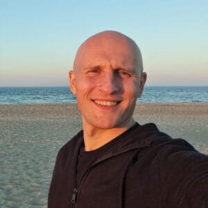 Portret Darka Trzewika na tle plaży