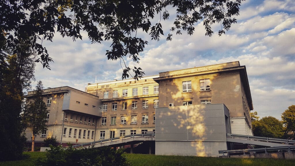 Budynek 6. Szpitala Wojskowego w Dęblinie o zmierzchu