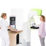 Technik przy stanowisku Planmed Wave obok mammografu Clarity S
