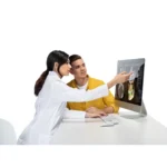 Stomatolog omawia z pacjentem wynik z tomografu Planmeca ProMax 3D Mid