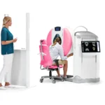 Technik za osłoną radiologiczną Planmed podczas badania pacjenta