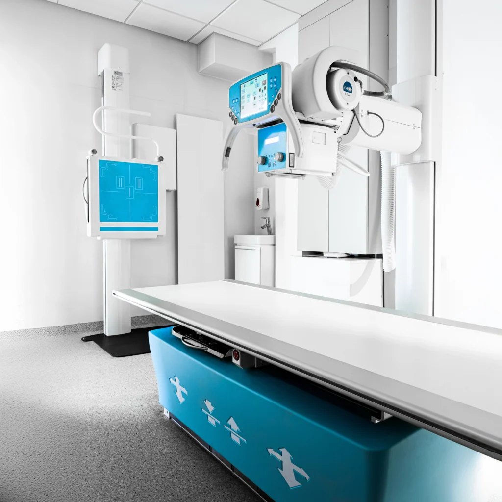 Pracownia RTG w Salve Medica w Łodzi ze statywem i stołem